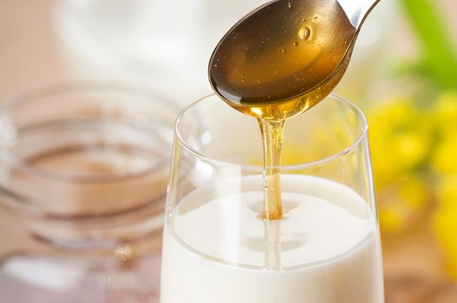 Молоко с медом на ночь: польза и вред