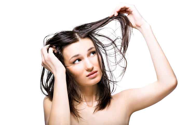 Жирные волосы: причины и советы по лечению