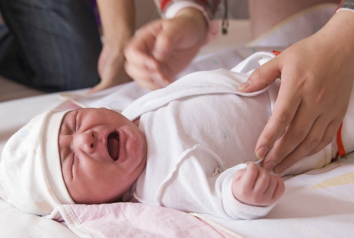 Колики у новорожденного: 8 способов помочь малышу
