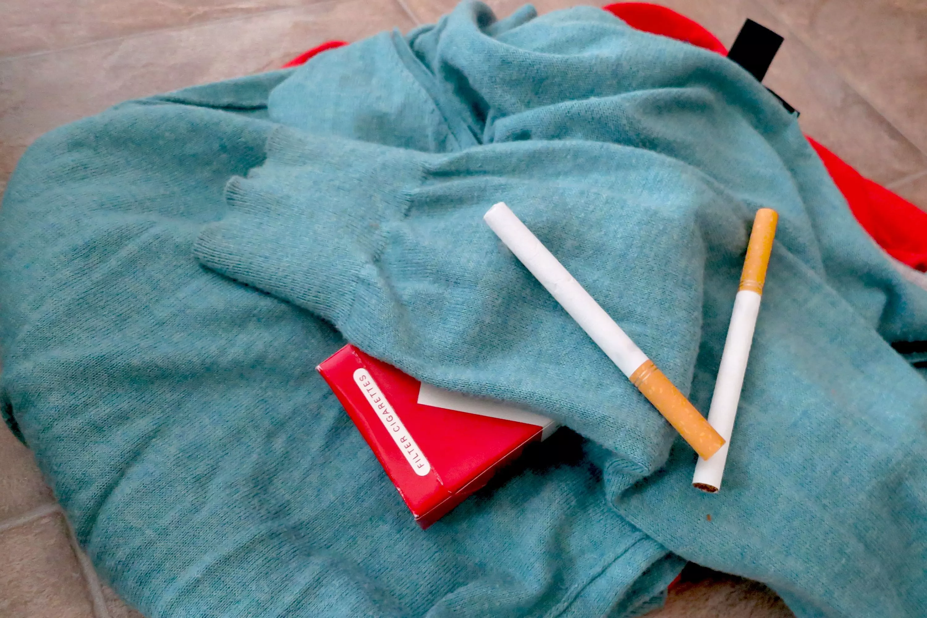 Как избавиться от запаха табака на одежде без стирки: проверенные методы и советы